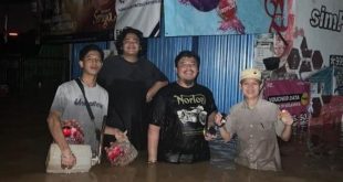 Warga Baturaja yang berjaga di seputar rumahnya yang terendam, Selasa (7/5/2024) malam. Foto: screenshot medsos.