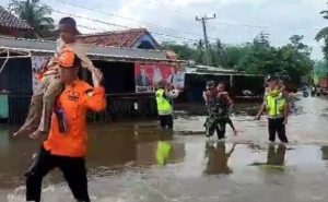 Ilustrasi anggota BPPD Muba yang membantu warga korban banjir beberapa waktu lalu. Foto: Dok BPPD Muba.