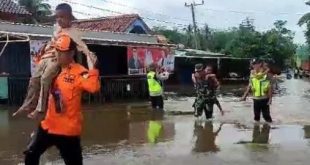 Ilustrasi anggota BPPD Muba yang membantu warga korban banjir beberapa waktu lalu. Foto: Dok BPPD Muba.