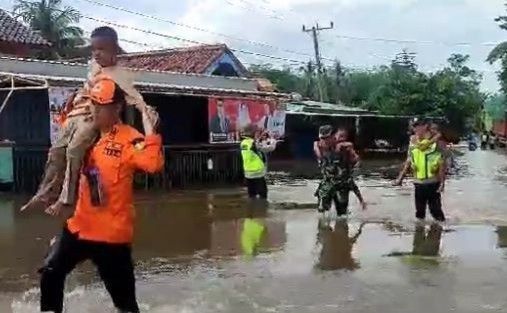Ilustrasi anggota BPPD Muba yang membantu warga korban banjir beberapa waktu lalu. Foto: Dok BPPD Muba.