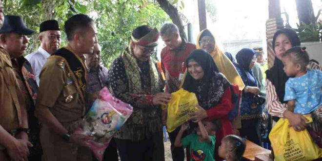 Pj Walikota Palembang, Ratu Dewa mendampingi pejabat BKKBN RI meninjau pelayanan KB di Rumah Sakit Pusri dan kunjungan ke Kampung KB Cempaka di Kecamatan Kalidoni, Senin (20/5/2024). Foto: Kominfo Palembang.