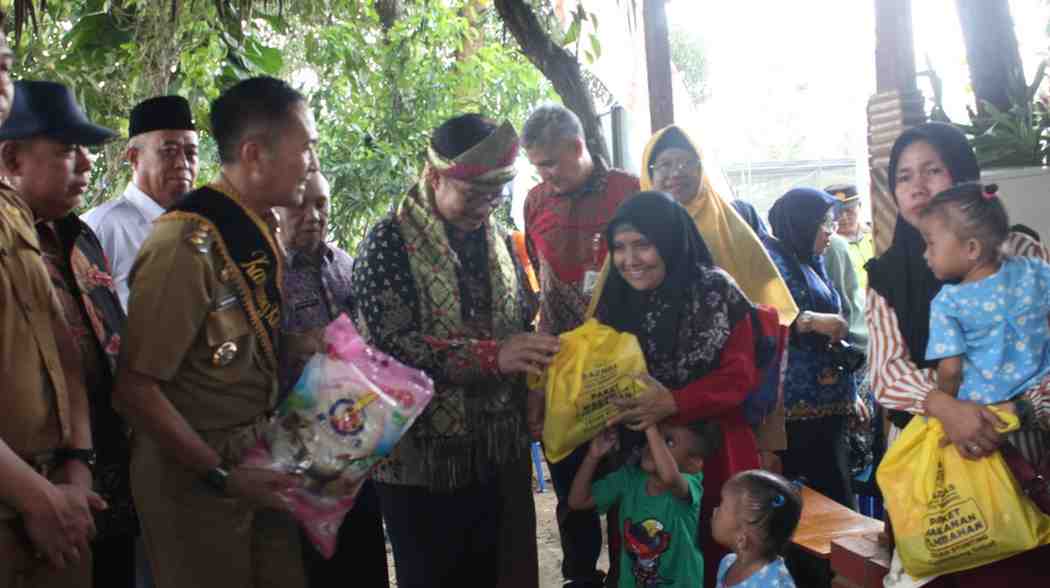 Pj Walikota Palembang, Ratu Dewa mendampingi pejabat BKKBN RI meninjau pelayanan KB di Rumah Sakit Pusri dan kunjungan ke Kampung KB Cempaka di Kecamatan Kalidoni, Senin (20/5/2024). Foto: Kominfo Palembang.