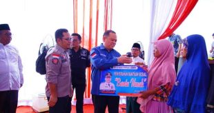 Pj Bupati Muba, Sandi Fahlepi memberikan bantuan kepada warga di Bayunglencir, Jumat (17/5/2024). Foto: Kominfo Muba.