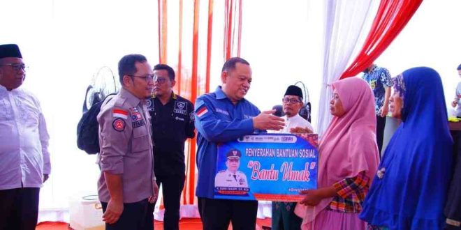 Pj Bupati Muba, Sandi Fahlepi memberikan bantuan kepada warga di Bayunglencir, Jumat (17/5/2024). Foto: Kominfo Muba.