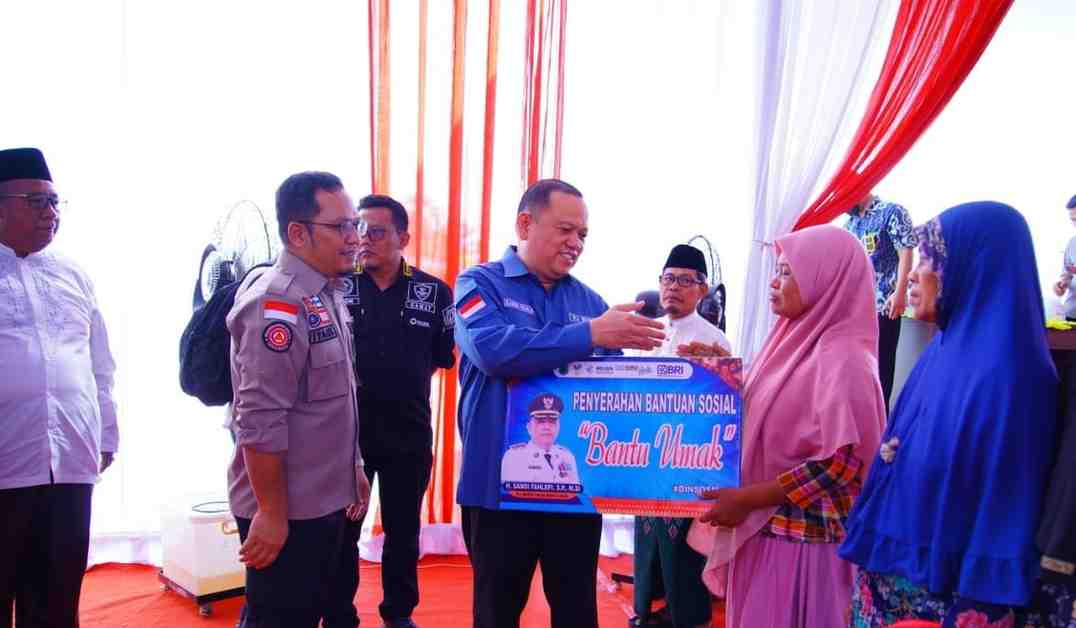 Pj Bupati Muba, Sandi Fahlepi memberikan bantuan kepada warga di Bayunglencir, Jumat (17/5/2024). Foto: Kominfo Muba.