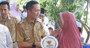 Pj Walikota Palembang, Ratu Dewa secara simbolis menyerahkan kunci rumah hasil Bedah Rumah kepada Suryatina di Kelurahan Karang Anyar Kecamatan Gandus,Selasa (14/5/2024). Foto: Kominfo Palembang.