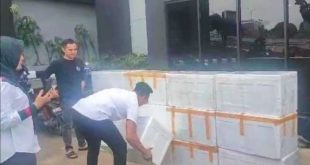 Petugas mengamankan beni lobster yang akan diekspor, Kamis (16/5/2024). Foto: Sumselheadline/Ela.