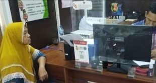 Erni, ibu rumah tangga di Palembang, melaporkan anak kandungnya karena menganiaya dirinya, Sabtu (4/5/2024). Foto: Sumselheadline/Ela.