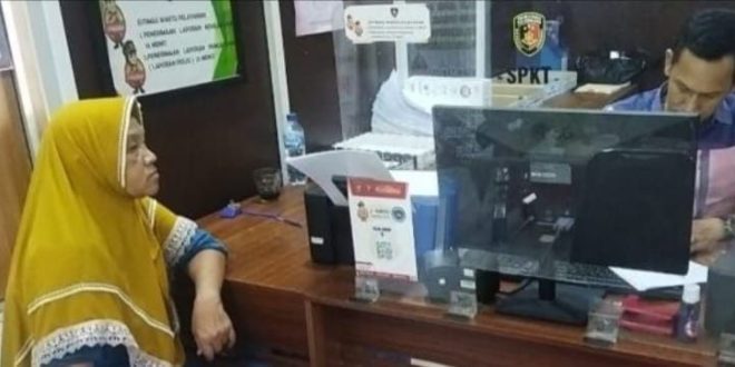 Erni, ibu rumah tangga di Palembang, melaporkan anak kandungnya karena menganiaya dirinya, Sabtu (4/5/2024). Foto: Sumselheadline/Ela.