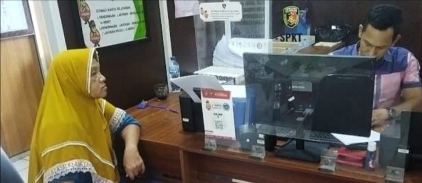 Erni, ibu rumah tangga di Palembang, melaporkan anak kandungnya karena menganiaya dirinya, Sabtu (4/5/2024). Foto: Sumselheadline/Ela.