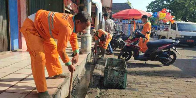 Para petugas DLH dan pedagang Pasar Perjuangan Sekayu gototng royong membersihkan saluran air, Sabtu (18/5/2024). Foto: Kominfo Muba.
