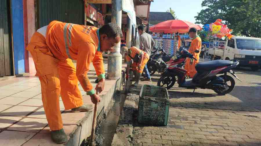 Para petugas DLH dan pedagang Pasar Perjuangan Sekayu gototng royong membersihkan saluran air, Sabtu (18/5/2024). Foto: Kominfo Muba.