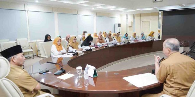 Sejumlah perwakilan bidan di Muba mengadu ke Sekda Muba, Apriyadi tentang SK pengangkatan PPPK, Senin (27/5/2024). Foto: Kominfo Muba.