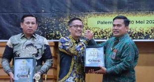 Pj Walikota Palembang, Ratu Dewa menerima pelakat predikat Opini Wajar Tanpa Pengecualiian (WTP) dari Badan Pemeriksaan Keuangan (BKP) RI Perwakilan Sumatera Selatan, Kamis (30/5/2024). Foto: Sumselheadline/Pitria.