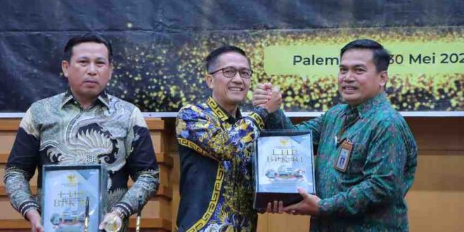 Pj Walikota Palembang, Ratu Dewa menerima pelakat predikat Opini Wajar Tanpa Pengecualiian (WTP) dari Badan Pemeriksaan Keuangan (BKP) RI Perwakilan Sumatera Selatan, Kamis (30/5/2024). Foto: Sumselheadline/Pitria.
