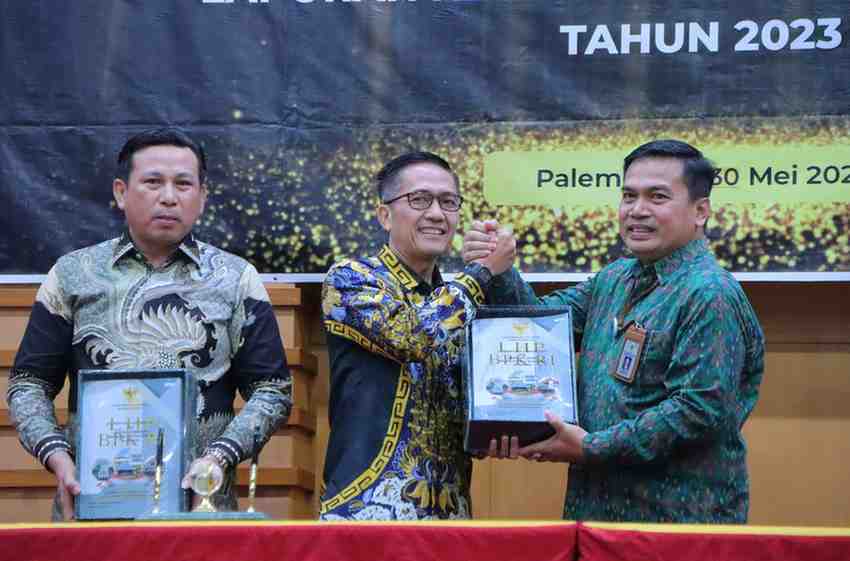 Pj Walikota Palembang, Ratu Dewa menerima pelakat predikat Opini Wajar Tanpa Pengecualiian (WTP) dari Badan Pemeriksaan Keuangan (BKP) RI Perwakilan Sumatera Selatan, Kamis (30/5/2024). Foto: Sumselheadline/Pitria.