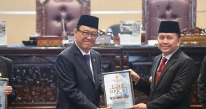 Anggota V BPK RI, Ahmadi Noor Supit menyerahkan pelakat WTP kepada Pj Gubernur Sumsel, Agus Fatoni pada sidang paripuran DPRD Sumsel, Senin (13/5/2024). Foto:Humas Pemprov Sumsel.