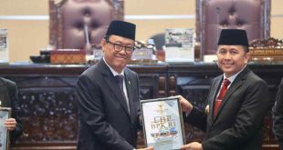 Anggota V BPK RI, Ahmadi Noor Supit menyerahkan pelakat WTP kepada Pj Gubernur Sumsel, Agus Fatoni pada sidang paripuran DPRD Sumsel, Senin (13/5/2024). Foto:Humas Pemprov Sumsel.