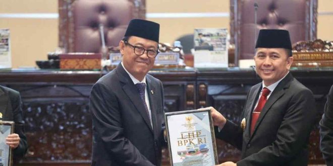 Anggota V BPK RI, Ahmadi Noor Supit menyerahkan pelakat WTP kepada Pj Gubernur Sumsel, Agus Fatoni pada sidang paripuran DPRD Sumsel, Senin (13/5/2024). Foto:Humas Pemprov Sumsel.