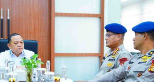Pj Bupati Muba, Sandi Fahlepi saat menerima jajaran Dansat Brimob Polda Sumatera Selatan terkait rencana kelanjutan pembangunan Markas Kompi Brimob di Kelurahan Soak Baru Kecamatan Sekayu, di Kantor Perwakilan Muba Palembang, Rabu (22/5/2024). Foto: Kominfo Muba.