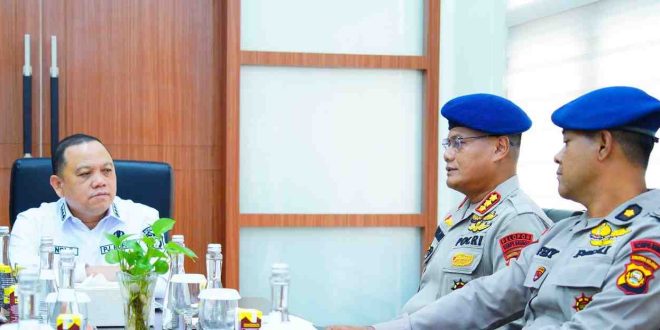 Pj Bupati Muba, Sandi Fahlepi saat menerima jajaran Dansat Brimob Polda Sumatera Selatan terkait rencana kelanjutan pembangunan Markas Kompi Brimob di Kelurahan Soak Baru Kecamatan Sekayu, di Kantor Perwakilan Muba Palembang, Rabu (22/5/2024). Foto: Kominfo Muba.