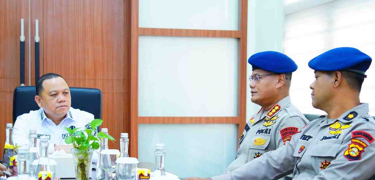 Pj Bupati Muba, Sandi Fahlepi saat menerima jajaran Dansat Brimob Polda Sumatera Selatan terkait rencana kelanjutan pembangunan Markas Kompi Brimob di Kelurahan Soak Baru Kecamatan Sekayu, di Kantor Perwakilan Muba Palembang, Rabu (22/5/2024). Foto: Kominfo Muba.