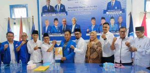Asna Aini, istri Apriyadi Mahmud, ikut bersama tim menyerahkan formulir pendaftaran Cabup Muba di DPD PAN Muba, Selasa (7/5/2024). Foto: Dok Tim Apriyadi.