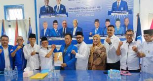 Asna Aini, istri Apriyadi Mahmud, ikut bersama tim menyerahkan formulir pendaftaran Cabup Muba di DPD PAN Muba, Selasa (7/5/2024). Foto: Dok Tim Apriyadi.