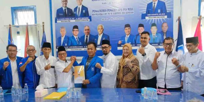 Asna Aini, istri Apriyadi Mahmud, ikut bersama tim menyerahkan formulir pendaftaran Cabup Muba di DPD PAN Muba, Selasa (7/5/2024). Foto: Dok Tim Apriyadi.