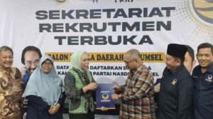 Bakal Calon Gubernur Sumatera Selatan (Sumsel) Hj Holda Msi resmi mengambil formulir Bakal Calon Gubernur Sumsel dari Partai Nasdem Sumsel, Minggu (5/5/2024). Foto: Sumselheadline/Fer.