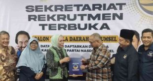 Bakal Calon Gubernur Sumatera Selatan (Sumsel) Hj Holda Msi resmi mengambil formulir Bakal Calon Gubernur Sumsel dari Partai Nasdem Sumsel, Minggu (5/5/2024). Foto: Sumselheadline/Fer.