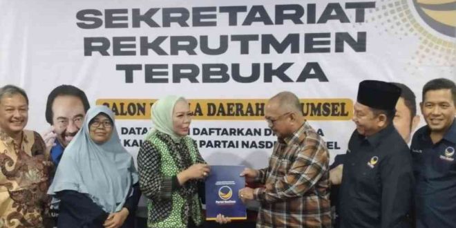 Bakal Calon Gubernur Sumatera Selatan (Sumsel) Hj Holda Msi resmi mengambil formulir Bakal Calon Gubernur Sumsel dari Partai Nasdem Sumsel, Minggu (5/5/2024). Foto: Sumselheadline/Fer.