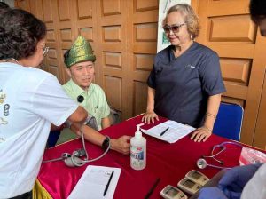 Pj Walikota Palembang, Ratu Dewa ikut tensi darah saat kegiatan bakti sosial di halaman GBI MPI Karya Baru, Kecamatan Alang- Alang Lebar, Sabtu (25/5/2024) pagi. Foto: Kominfo Palembang.