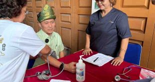 Pj Walikota Palembang, Ratu Dewa ikut tensi darah saat kegiatan bakti sosial di halaman GBI MPI Karya Baru, Kecamatan Alang- Alang Lebar, Sabtu (25/5/2024) pagi. Foto: Kominfo Palembang.