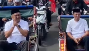Pasangan Chaboy menaikkan becak menuju KPUD Palembang. Foto: screenshot IG Charma.