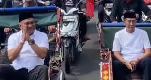 Pasangan Chaboy menaikkan becak menuju KPUD Palembang. Foto: screenshot IG Charma.