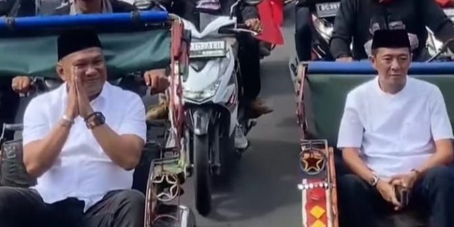 Pasangan Chaboy menaikkan becak menuju KPUD Palembang. Foto: screenshot IG Charma.