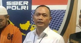 Tersangka Eko Prasetya (38) warga Kelurahan Tanjung Agung Kecamatan Tuneo Kabupaten Rejang Lebong Provinsi Bengkulu, pelaku pemerasan modus video call sex ditangkap jajaran Polda Sumsel, Kamis (23/5/2024). Foto: Sumselheadline/Ela.