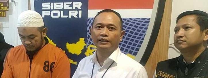 Tersangka Eko Prasetya (38) warga Kelurahan Tanjung Agung Kecamatan Tuneo Kabupaten Rejang Lebong Provinsi Bengkulu, pelaku pemerasan modus video call sex ditangkap jajaran Polda Sumsel, Kamis (23/5/2024). Foto: Sumselheadline/Ela.