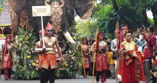 Peserta pawai di pembukaan HUT Dekranas di Kota Solol, Rabu (15/5/2024). Foto: Humas Pemprov Sumsel.