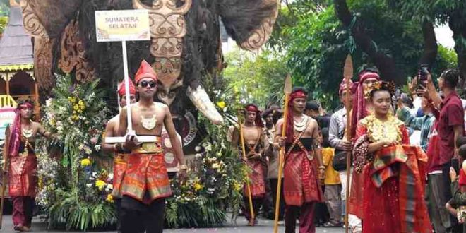 Peserta pawai di pembukaan HUT Dekranas di Kota Solol, Rabu (15/5/2024). Foto: Humas Pemprov Sumsel.