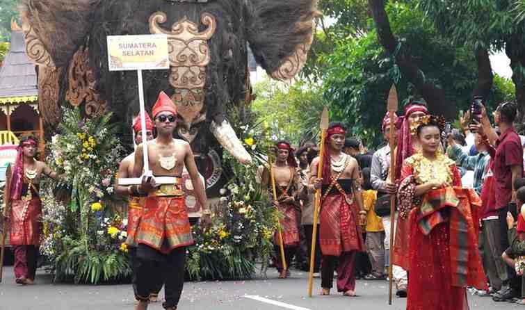 Peserta pawai di pembukaan HUT Dekranas di Kota Solol, Rabu (15/5/2024). Foto: Humas Pemprov Sumsel.