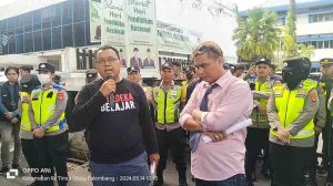 Puluhan massa dari DPW Pembela Suara Rakyat Sumsel melakukan aksi demo di Dinas Pendidikan (Disdik) Sumatera Selatan (Sumsel). Foto: Sumselheadline/Fer.