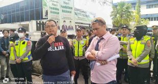 Puluhan massa dari DPW Pembela Suara Rakyat Sumsel melakukan aksi demo di Dinas Pendidikan (Disdik) Sumatera Selatan (Sumsel). Foto: Sumselheadline/Fer.