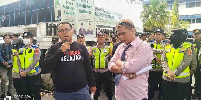 Puluhan massa dari DPW Pembela Suara Rakyat Sumsel melakukan aksi demo di Dinas Pendidikan (Disdik) Sumatera Selatan (Sumsel). Foto: Sumselheadline/Fer.