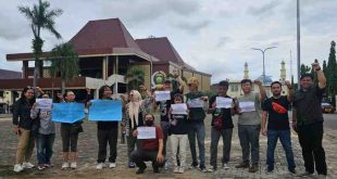 Anggota AJI Palembang menggelar aksi di DPRD Sumsel, dalam rangka hari buruh, Rabu (1/5/2024). Foto: Sumselheadline/Pitria.