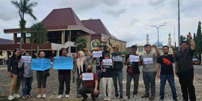 Anggota AJI Palembang menggelar aksi di DPRD Sumsel, dalam rangka hari buruh, Rabu (1/5/2024). Foto: Sumselheadline/Pitria.