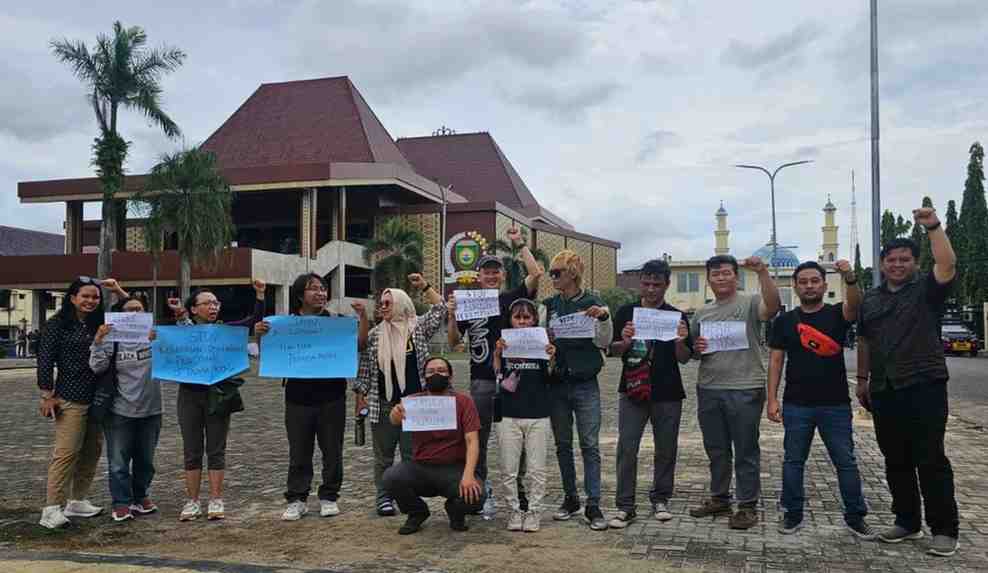 Anggota AJI Palembang menggelar aksi di DPRD Sumsel, dalam rangka hari buruh, Rabu (1/5/2024). Foto: Sumselheadline/Pitria.