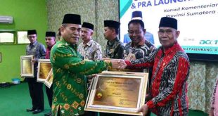 Kepala Badan Litbang dan Diklat Kementerian Agama RI, Suyitno menyerahkan anugera keterbukaan informasi publik pada sejumlah Unit Tingkat Kankemenag Kab/Kota se-Provinsi Sumatera Selatan, Rabu (8/5/2024). Foto: Dok Kemenag Sumsel.