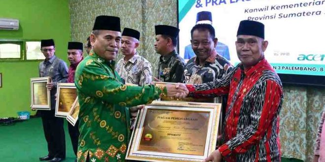 Kepala Badan Litbang dan Diklat Kementerian Agama RI, Suyitno menyerahkan anugera keterbukaan informasi publik pada sejumlah Unit Tingkat Kankemenag Kab/Kota se-Provinsi Sumatera Selatan, Rabu (8/5/2024). Foto: Dok Kemenag Sumsel.